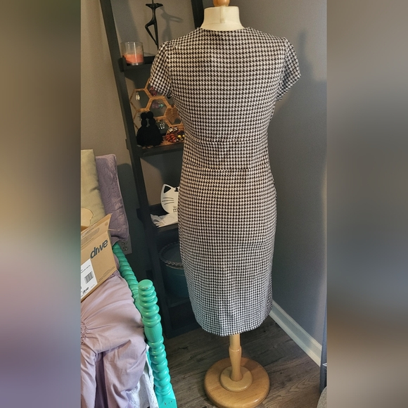 Adorable Vintage-Inspired Gingham Print Wiggles Dress by Banana Republic - Picture 3 of 4